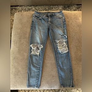 Distressed jean with blue/white pattern under tethered knees